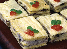 Sandwicze z kremem z mozzarelli i oliwkami