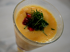 Słoneczny koktajl z brzoskwini i melona z sosem truskawkowym