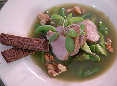Zielona zupa minestrone z wędzoną polędwiczką cielęcą