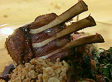 Pieczony comber jagnięcy z kośćmi w musztardowej panierce z sosem zinfandel