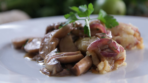 Smażone boczniaki i pieczarki, podane z pikantnym puree ziemniaczanym