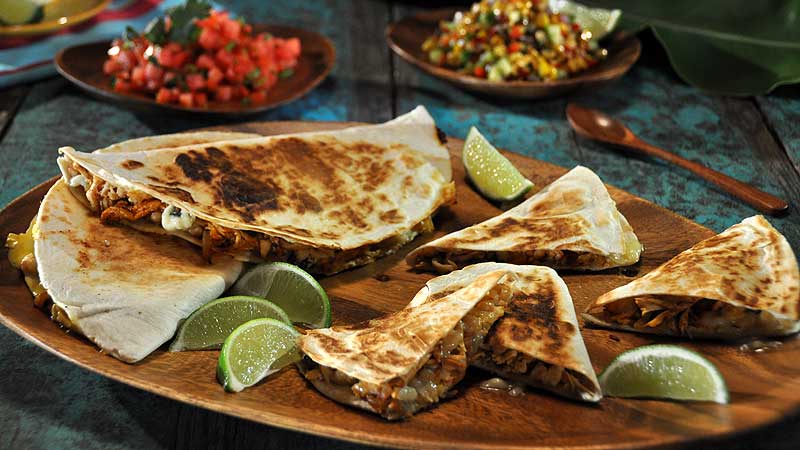 Quesadilla z kurczakiem chipotle  gniecioną białą fasolą, salsa kukurydziana, salsa pomidorowo-arbuzowa i napój z arbuza