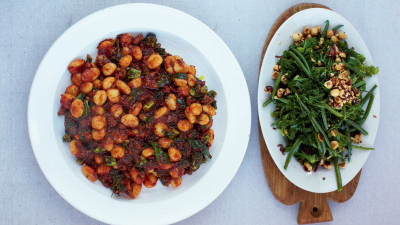 Gnocchi z kiełbaskami i sałatką na ciepło