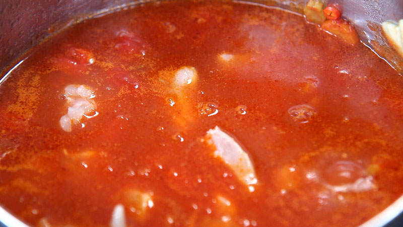Pikantna zupa rybna z pomidorami