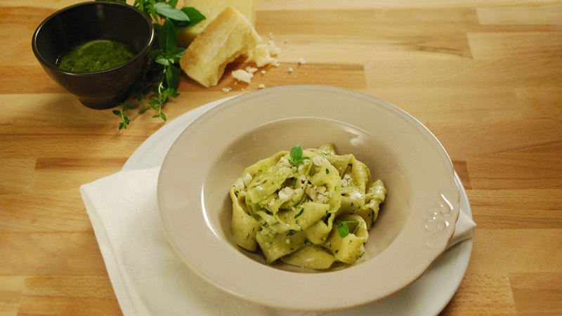 Domowy makaron z domowym pesto 