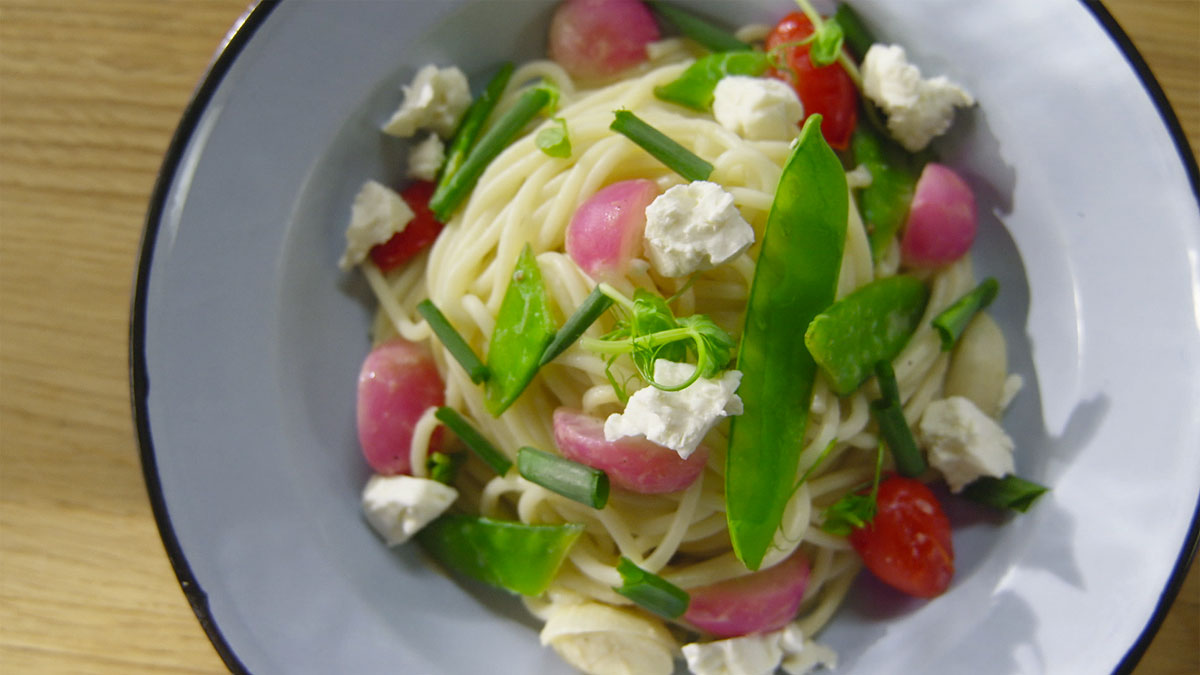 Spaghetti z nowalijkami i sałatką z bobu