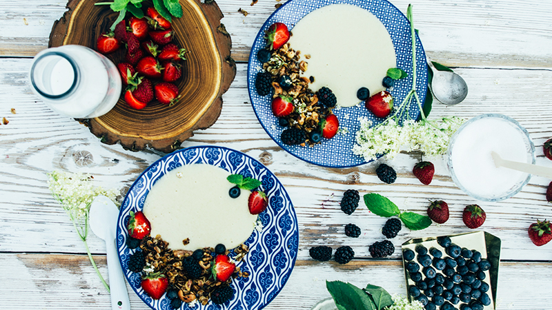 Creme patissiere z granolą i owocami