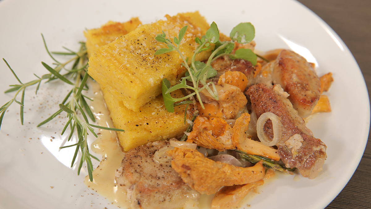 Grillowana polenta z parmezanem i ragout z polędwiczek