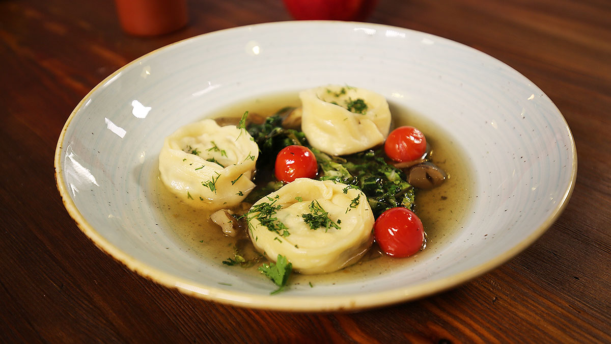 Pierożki z wędzonym twarogiem i ziemniakami, podane z bulionem z gąsek