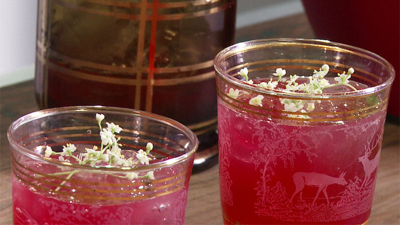 Orzeźwiający napój o smaku czarnego bzu, hibiskusa i jabłek