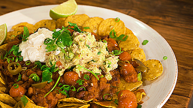 Nachos z fasolą i guacamole