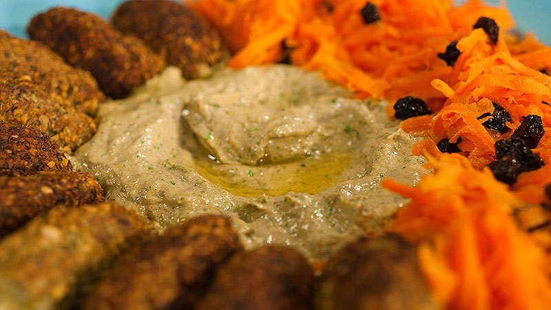 Falafel z surówką z marchewki i zieloną tahiną 	