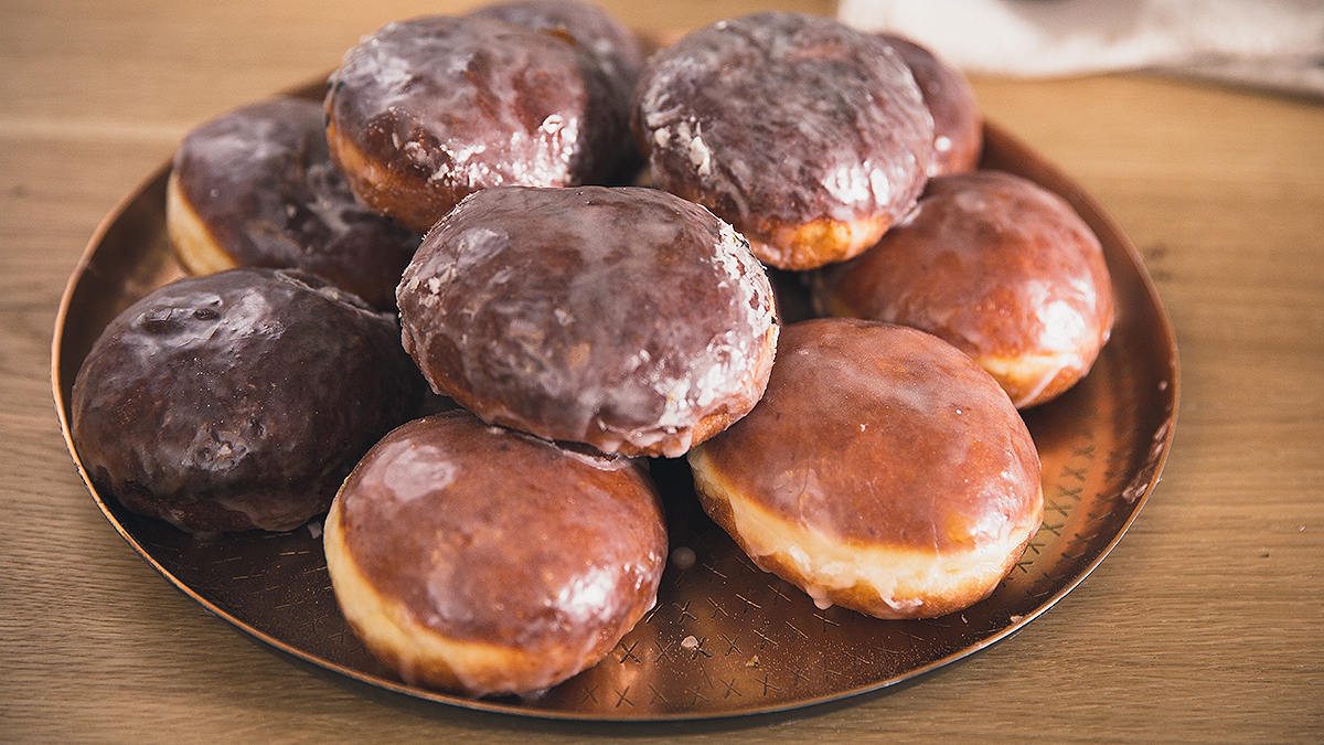 Domowe pączki z różaną konfiturą