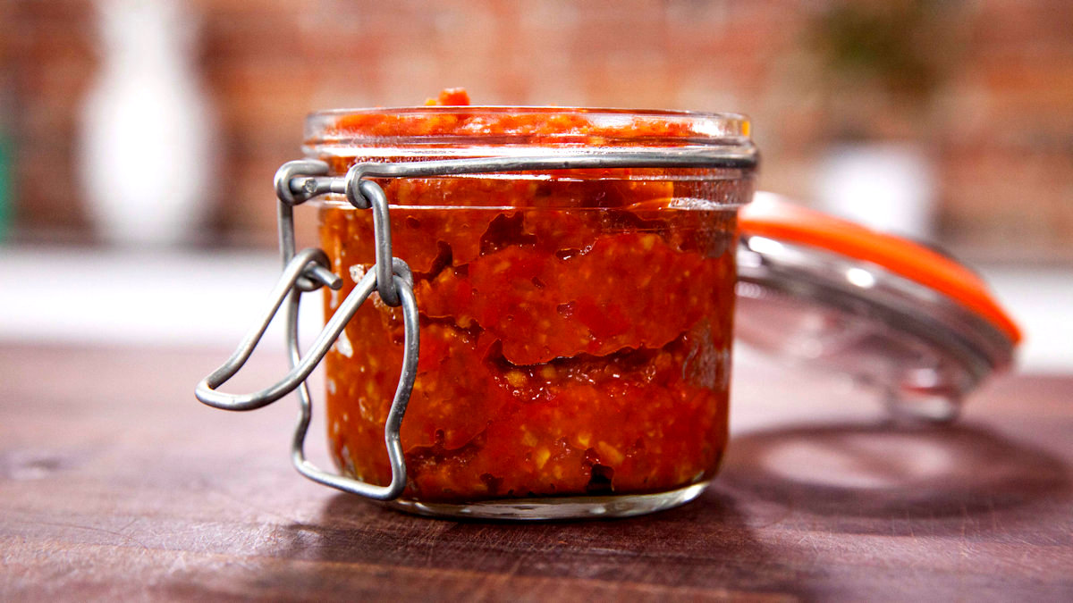 Chutney z czosnku, czerwonej chili i pomidorów