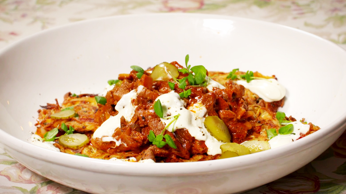 Boeuf Stroganow z makaronowymi placuszkami z serem i papryką