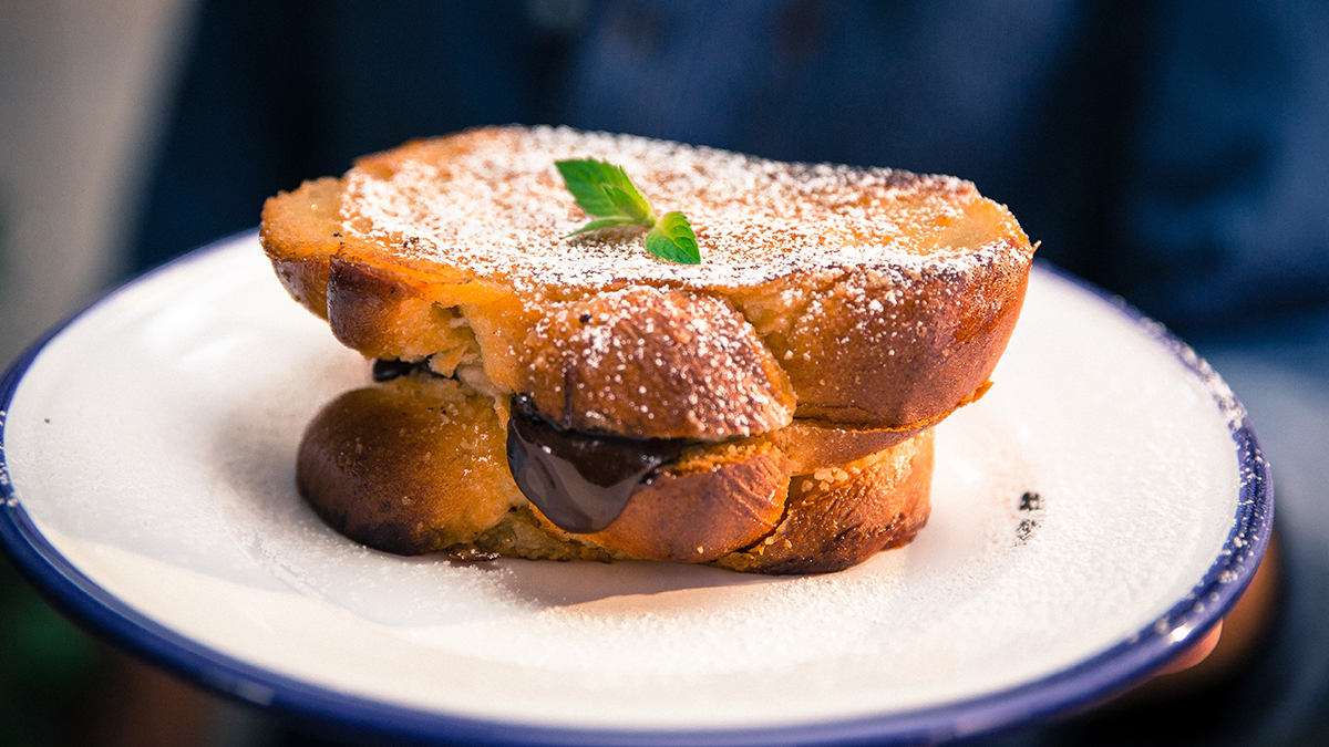 Pain perdu z czekoladą i owocami