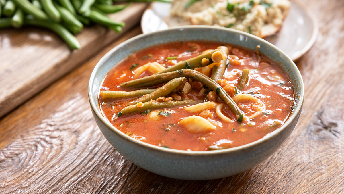 Zupa minestrone ze strączkami i ze smalcem z cebuli