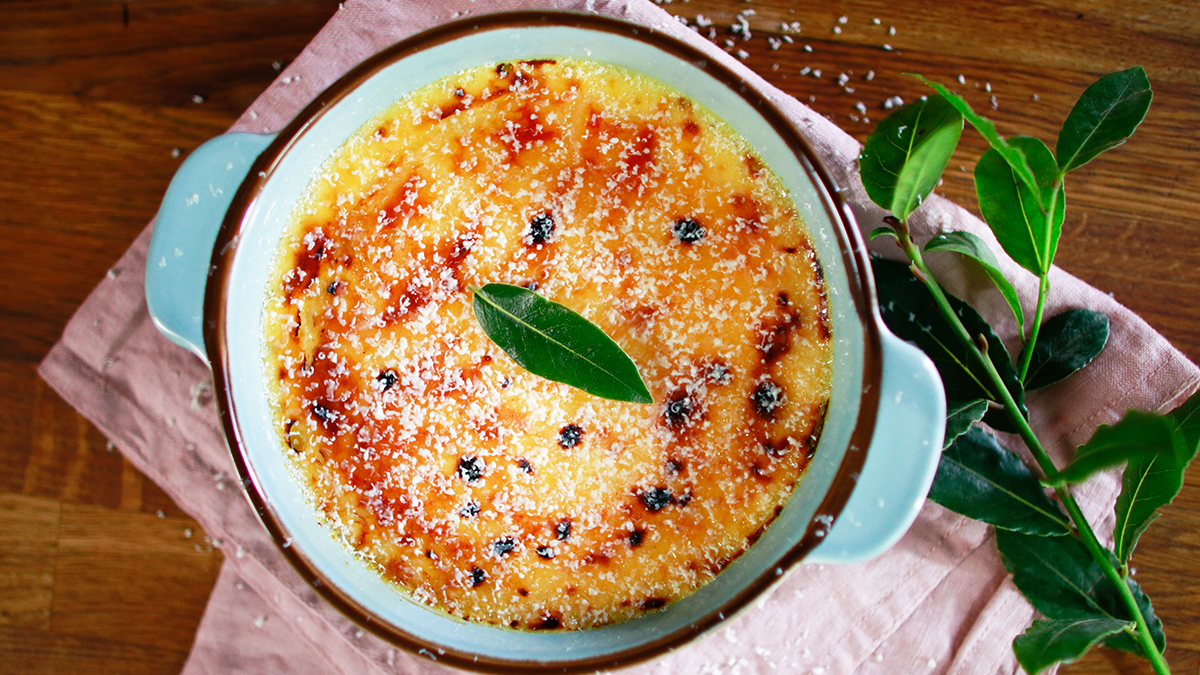 Creme brulee ze świeżym liściem laurowym i białą czekoladą