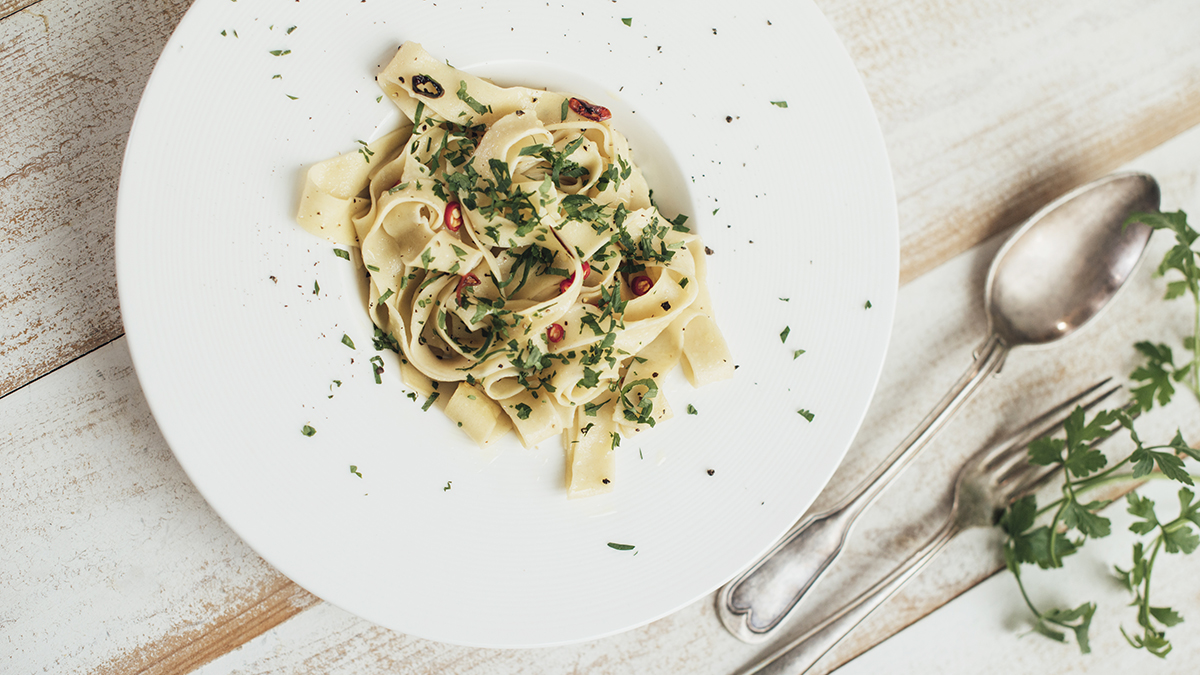 Domowe tagliatelle aglio, olio e peperoncino