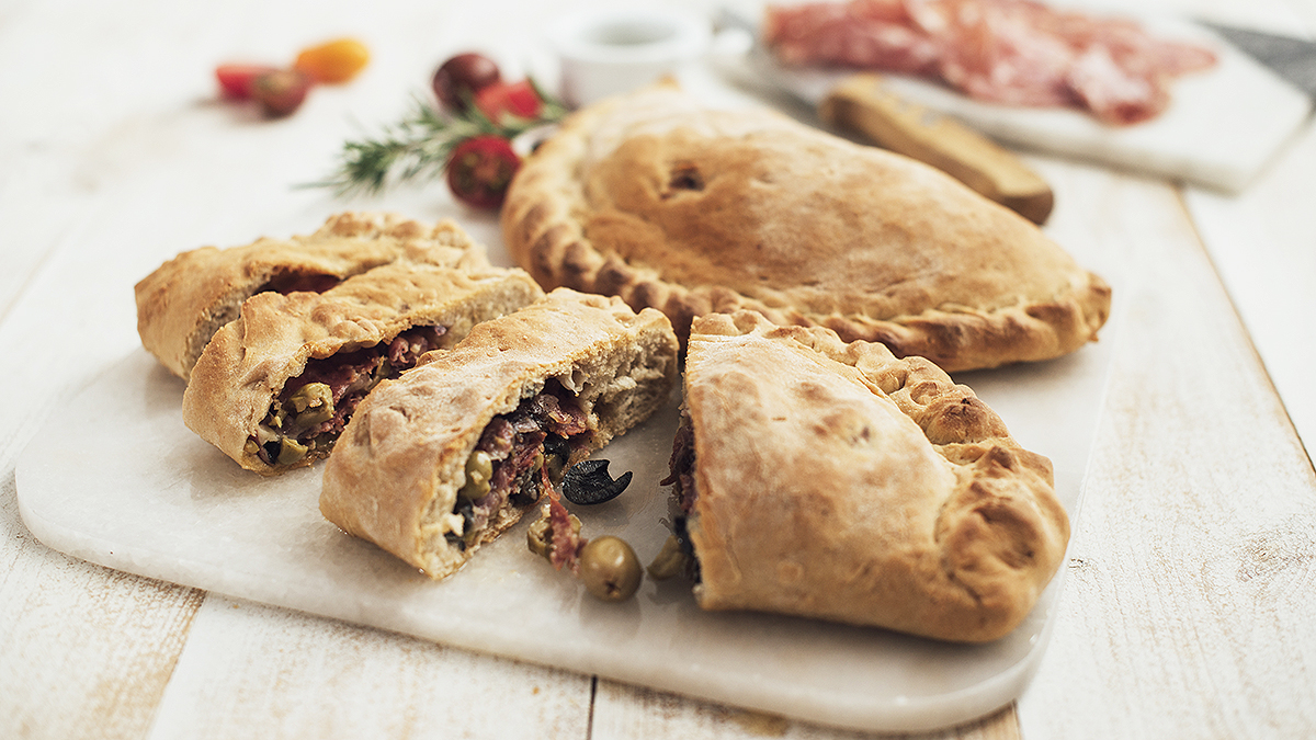 Calzone z mortadelą i salami