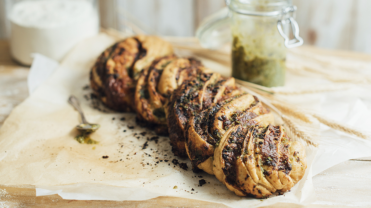 Drożdżowy warkocz z mozzarellą i pesto