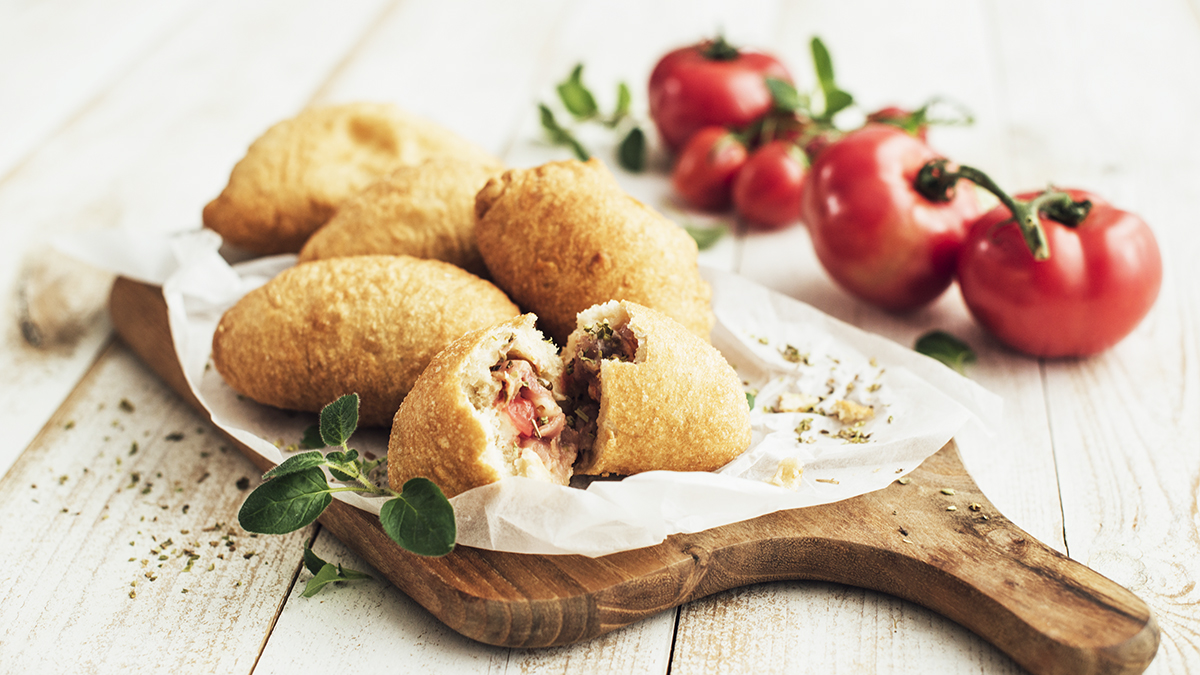 Panzerotti z mozzarellą, pomidorami i porsciutto