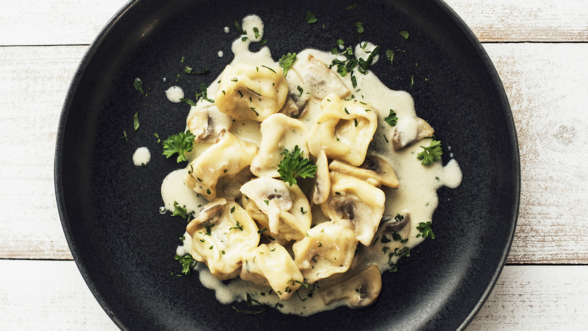 Tortellini w sosie śmietanowym z gorgonzollą i pieczarkami