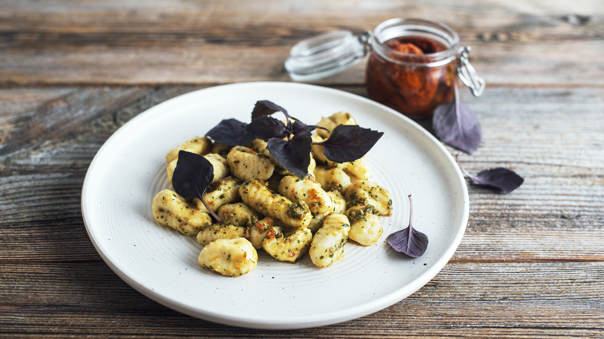 Gnocchi con pesto rosso