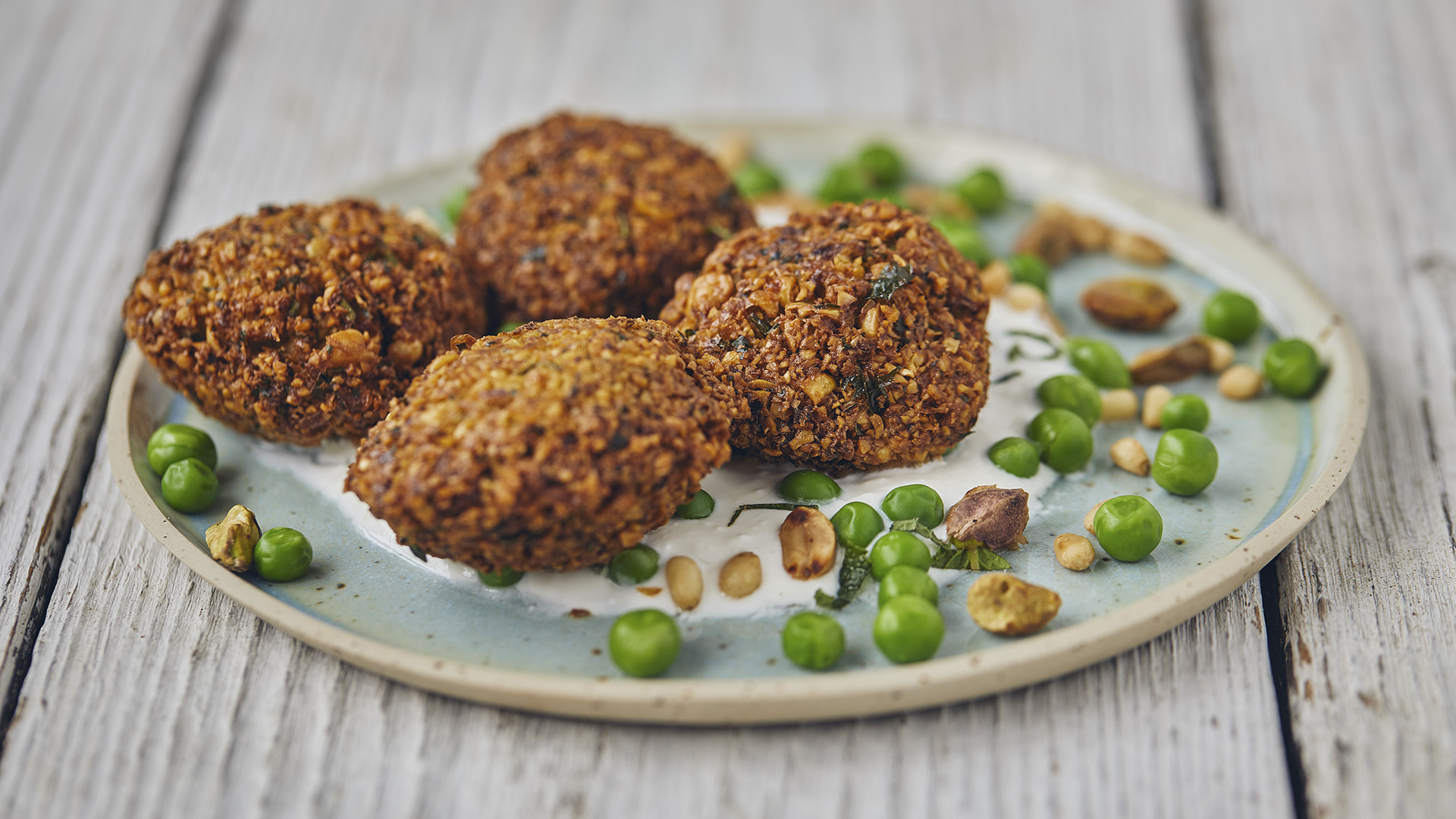 Falafele z jogurtem miętowym, groszkiem i orzechami