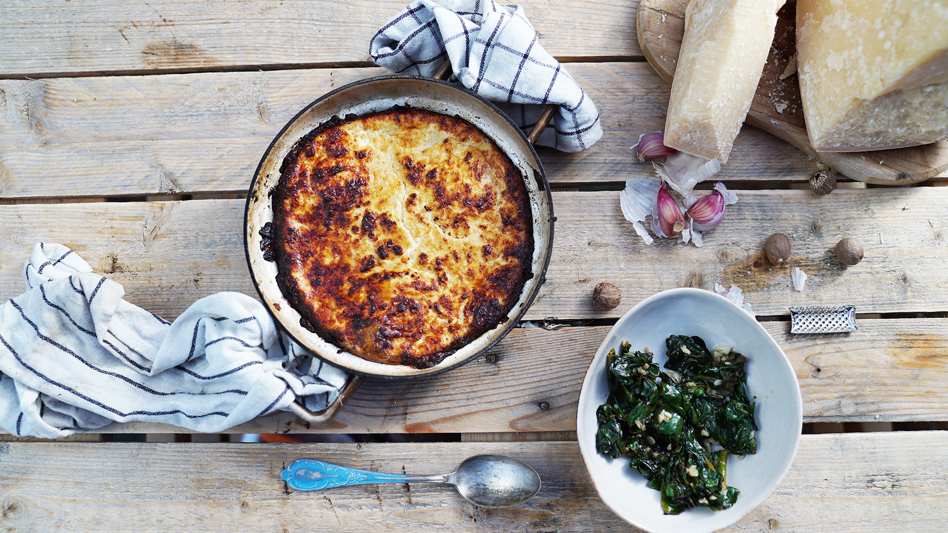 Zapiekanka z puree ziemniaczanym, parmezanem i żółtkiem