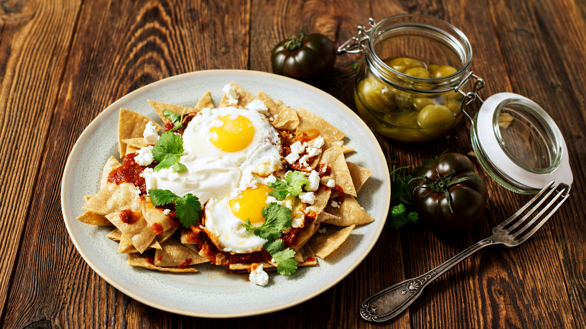 Chilaquiles rojos – podsmażane tortille w czerwonej salsie