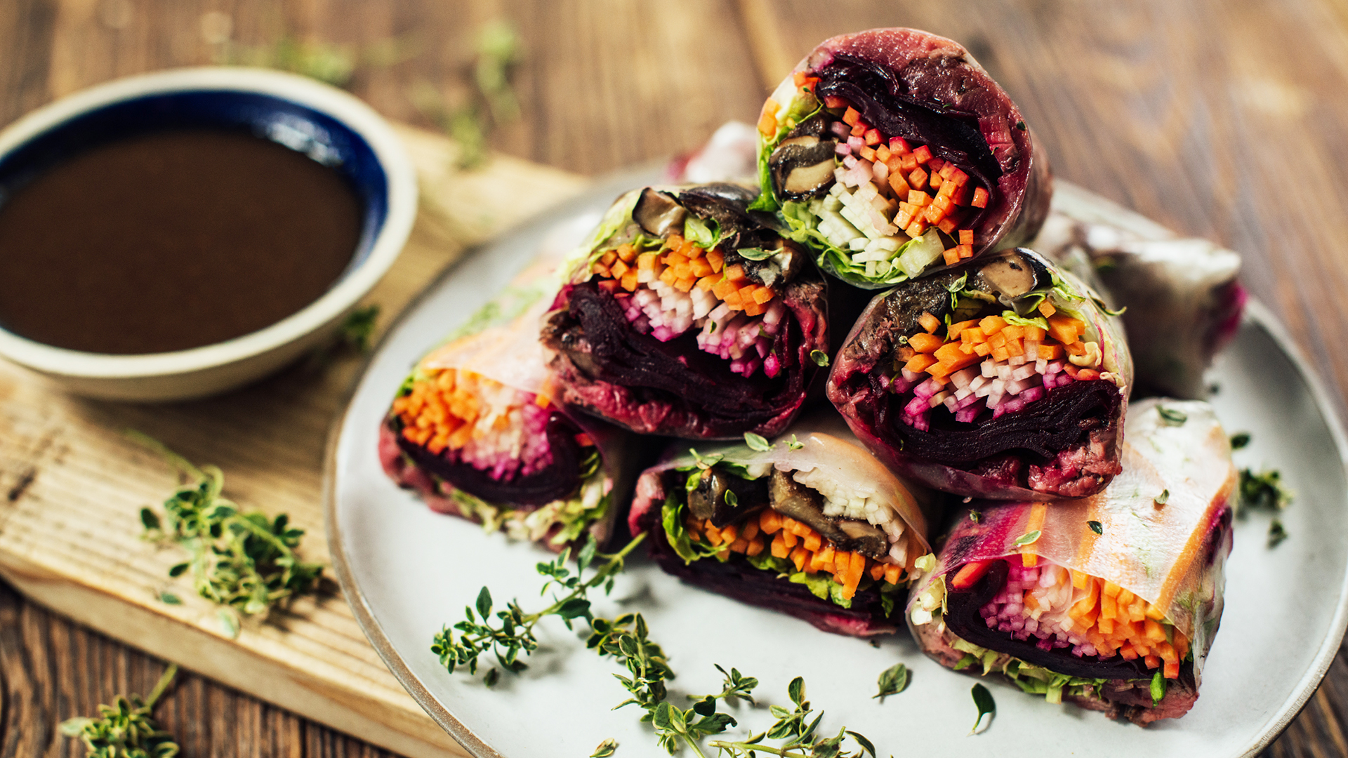 Spring Rolls z polędwicą wołową, buraczkami, sałatą i grzybami