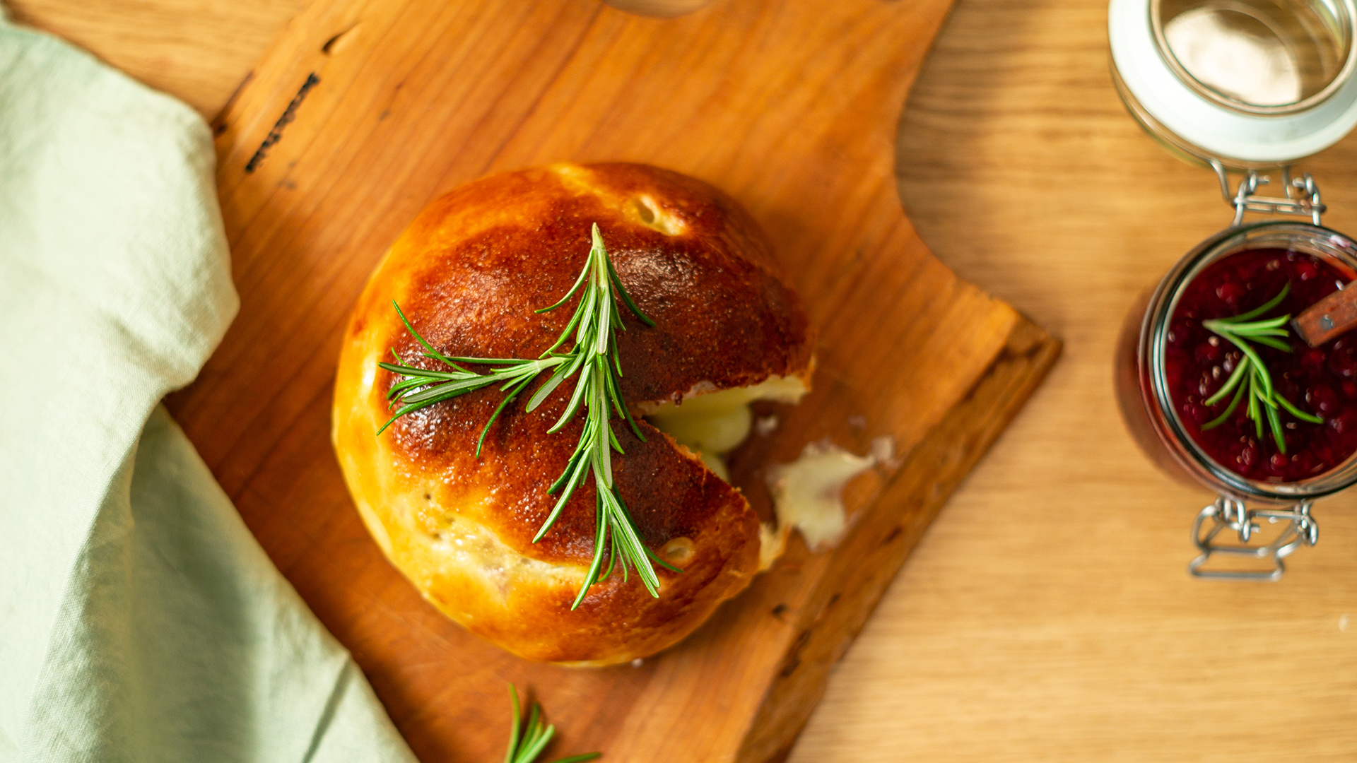 Camembert zapiekany w chlebku drożdżowym