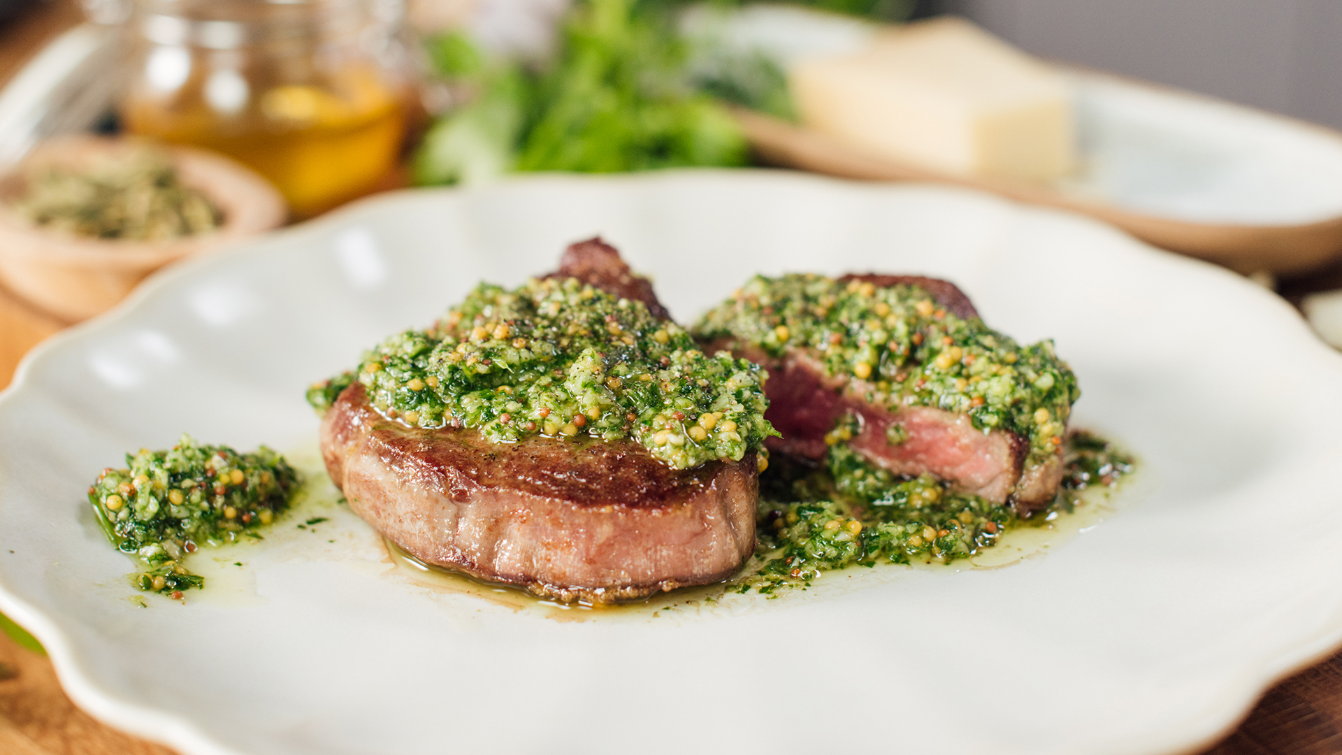 Steki z polędwicy wołowej z dodatkiem pesto