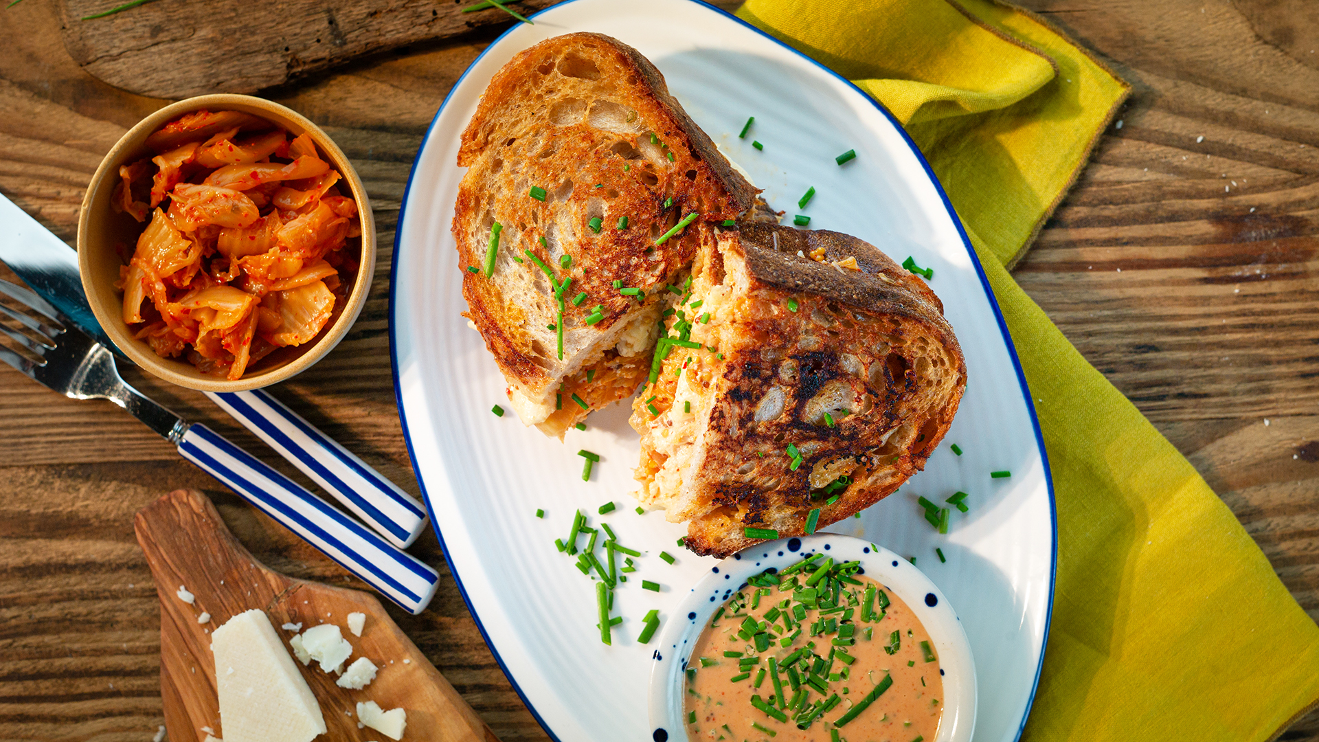 Kanapka z trzema rodzajami sera i kimchi 