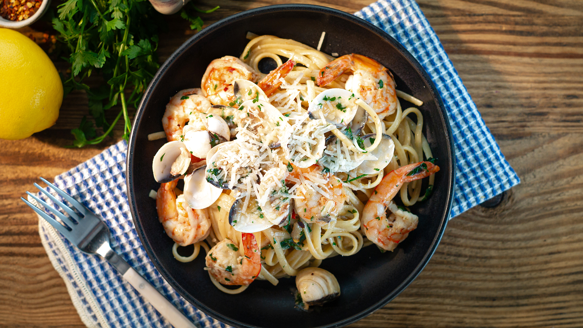 Linguine z vongolami, krewetkami i posypką z chrupiącego czosnku  