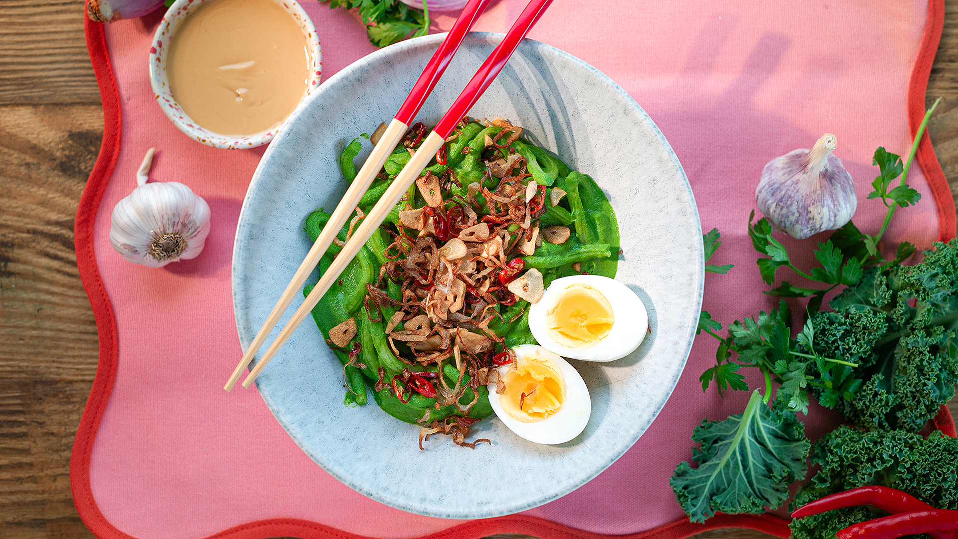 Zielony udon w kremie z jarmużu, szpinaku i szalotce