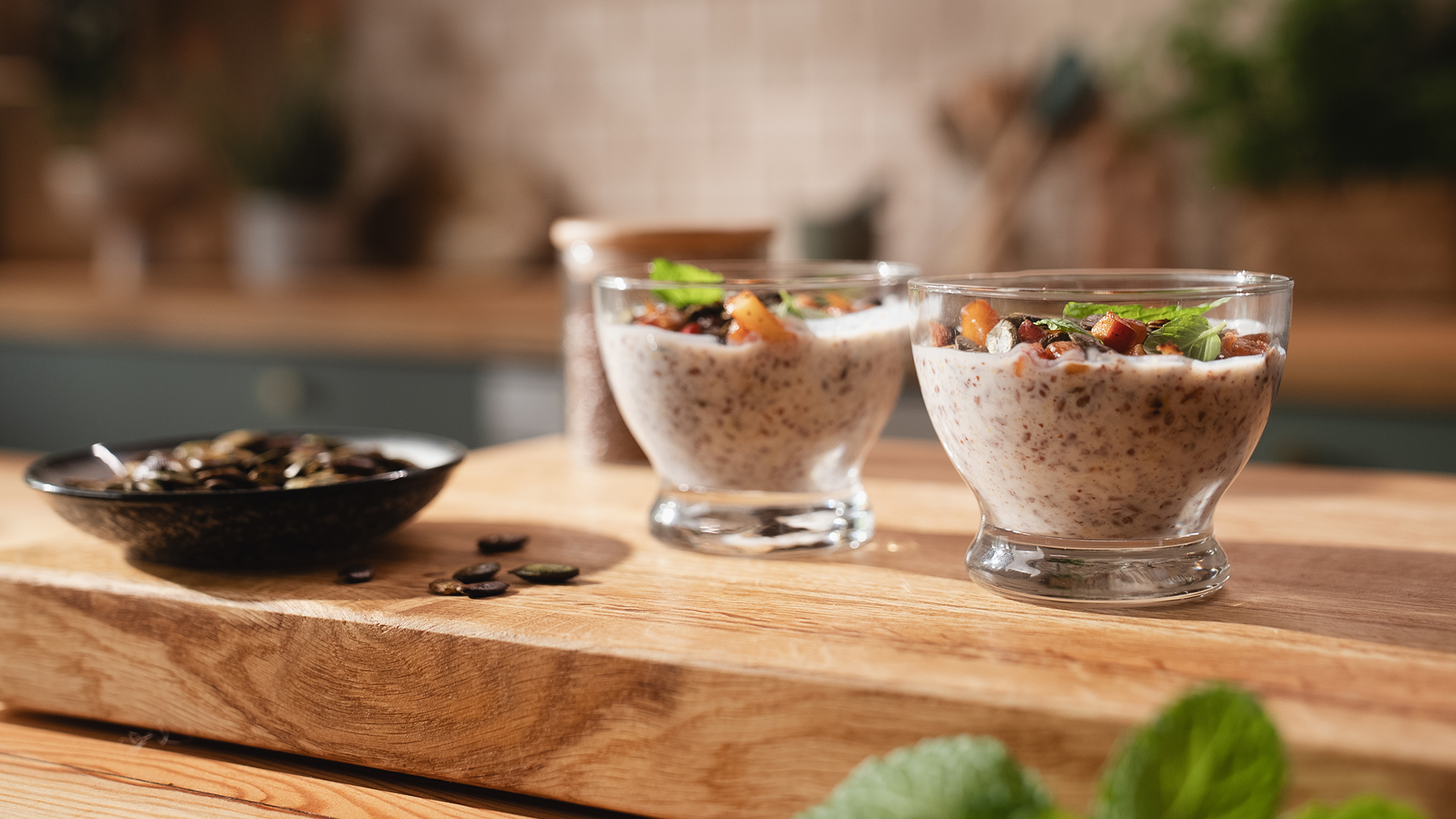 Pudding z siemieniem lnianym, prażonymi jabłkami i dyniową kruszonką 