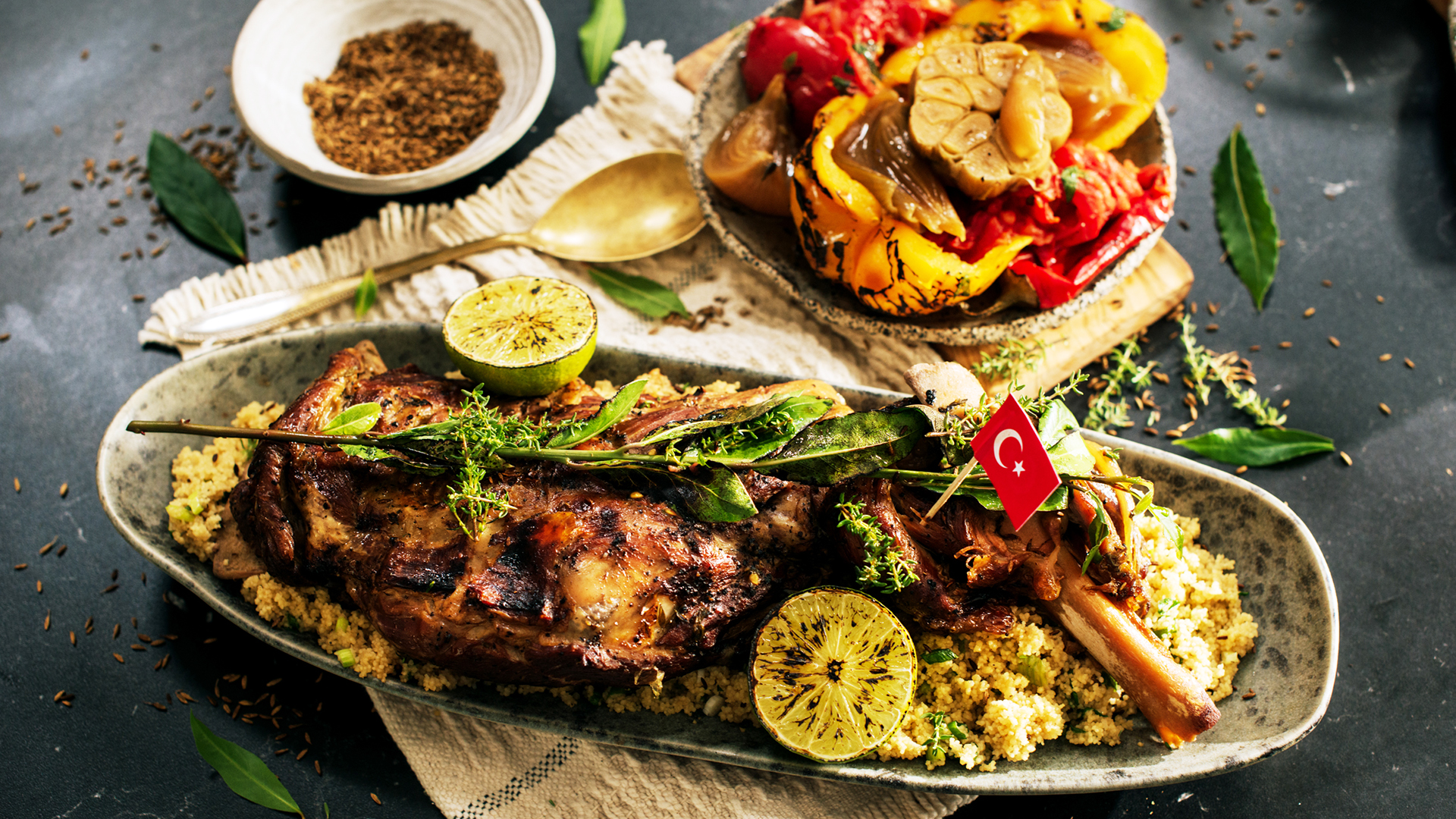 Pieczona jagnięcina z warzywami i kaszą bulgur