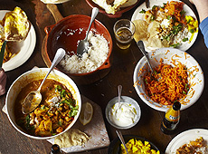 Curry rogan josh, puszysty ryż, sałatka z marchwi, papadamy, placki chapati, piwo