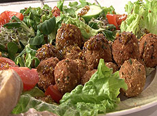 Falafel z fasoli z sałatką